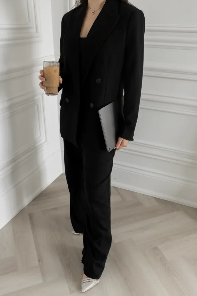 Look preto com xícara nas mãos