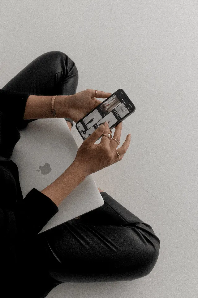 Detalhe de mãos usando o celular