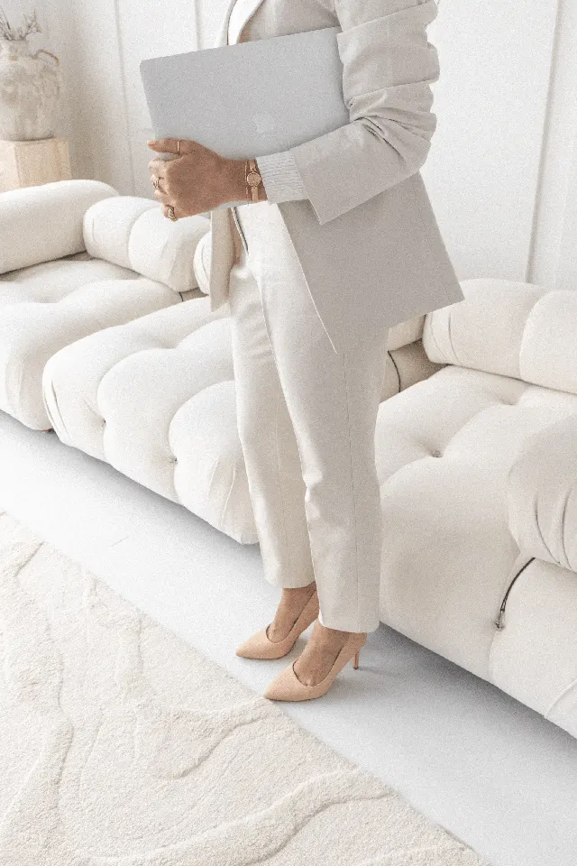 Look claro em uma sala em tons neutros
