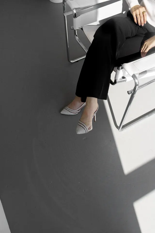 Look preto com sandálias e luz natural