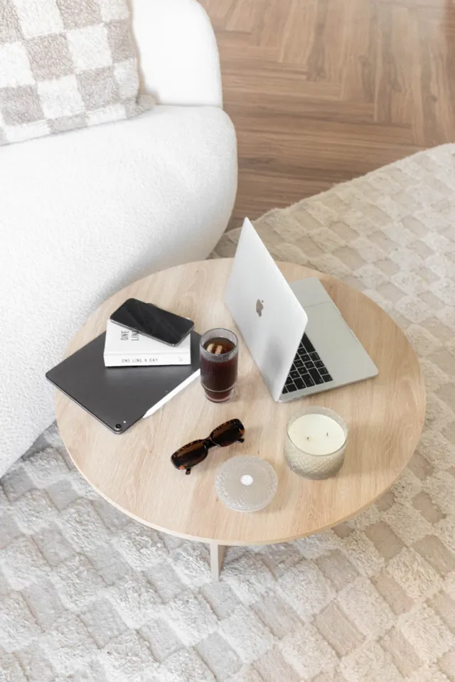 Mesa com notebook, café e itens de trabalho