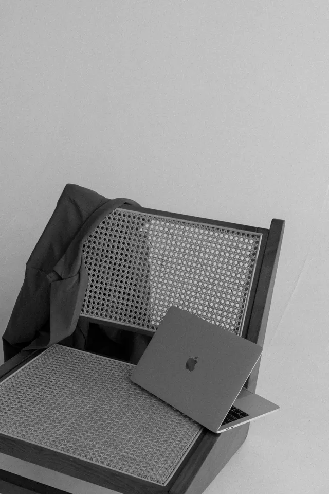 Notebook em uma cadeira de palhinha