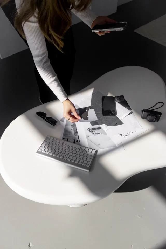Mesa de trabalho com referências visuais