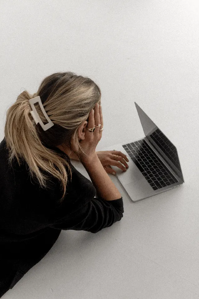 Mulher de costas trabalhando no notebook