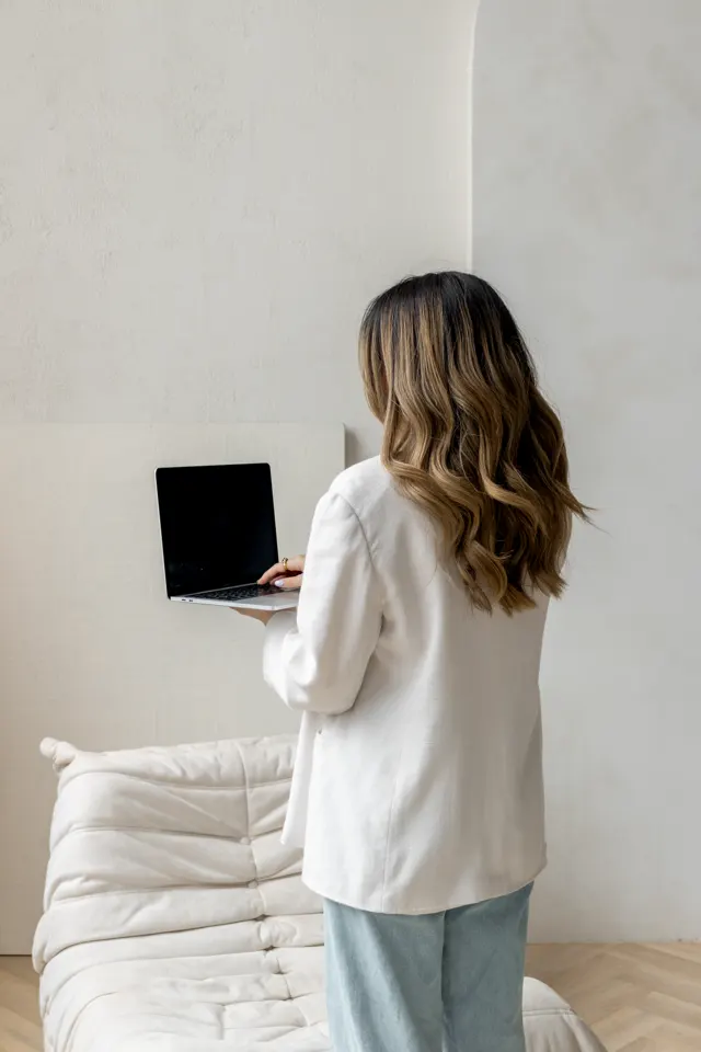 Mulher de costas segurando um tablet