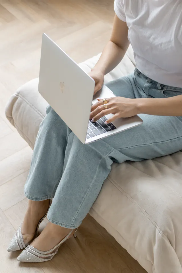 Notebook no colo com look em jeans