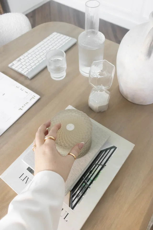 Mesa de trabalho com caderno, teclado e água