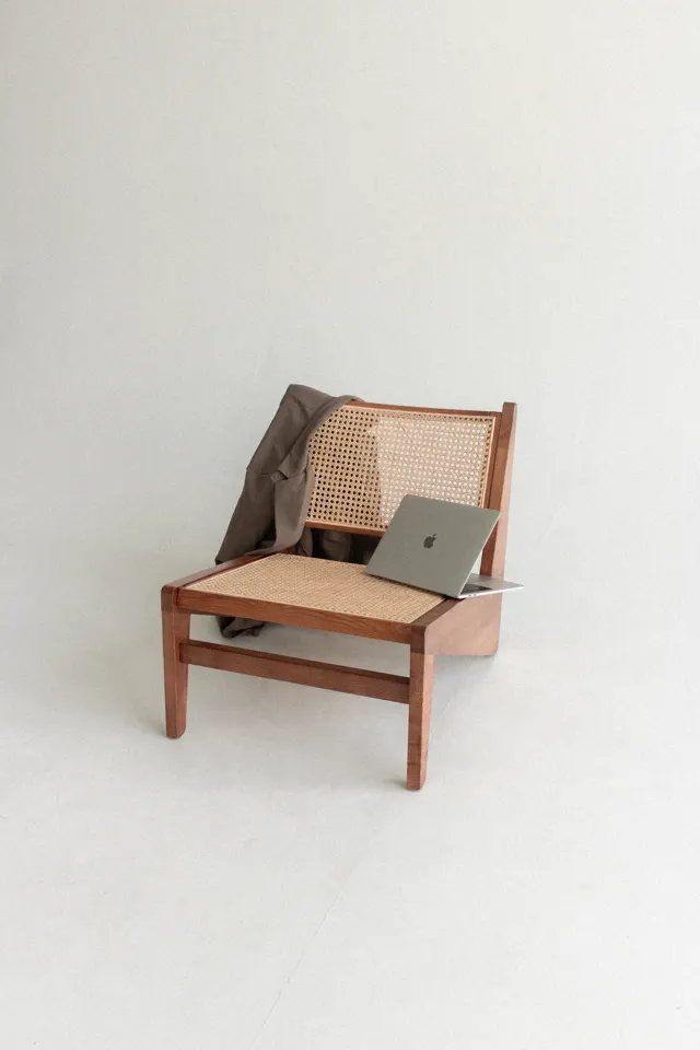 Cadeira de palhinha com notebook