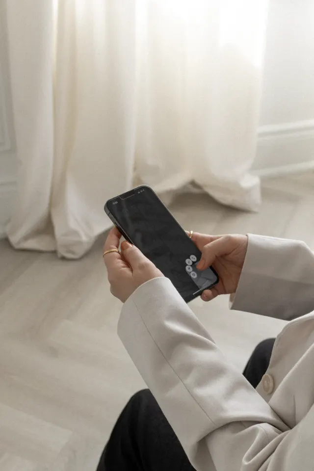 Detalhe de celular com look claro