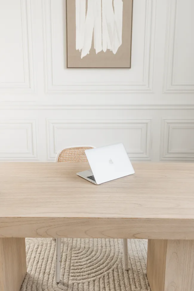 Cenário de trabalho com notebook em tons neutros